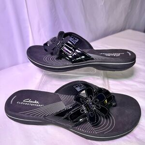 Clarks Black Patent Flower-Accent Cloudsteppers Thong Sandals